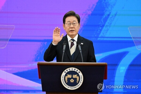 이재명 대통령이 4일 서울 여의도 국회에서 열린 제21대 대통령 취임선서식에서 취임 선서를 하고 있다. [출처= 연합]