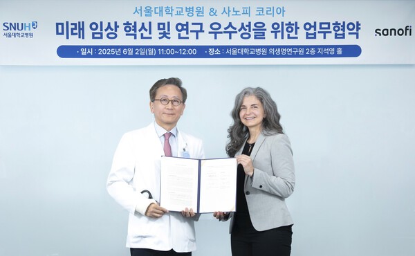 서울대학교병원 김용진 의생명연구원장(왼쪽)과 사노피 글로벌 임상 운영 책임자(Global Head of Clinical Operations) Kelly Simcox(오른쪽)가 ‘미래 임상 혁신’을 위한 MOU 체결을 마치고 기념촬영을 하고 있다.[출처=사노피]
