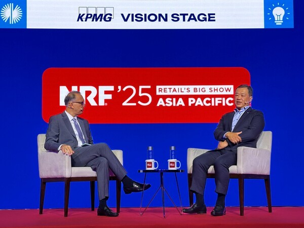 롯데유통군 김상현 부회장이 NRF Big Show APAC 2025에서 연설을 하고 있다. [출처=롯데유통군]