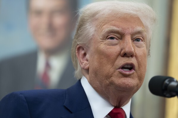 도널드 트럼프 미국 대통령이 지난 5월 28일 워싱턴 D.C. 백악관 오벌 오피스에서 열린 워싱턴 D.C. 연방검사 대행 지닌 피로(Jeanine Pirro)의 취임 선서식에서 발언하고 있다. [출처=연합뉴스]