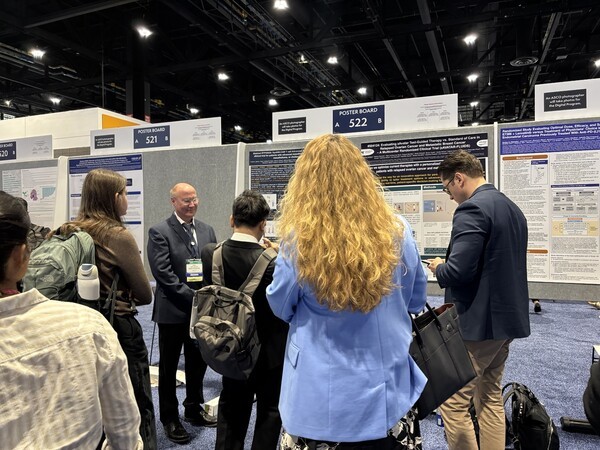 지난 1일(현지시간) 미국 시카고에서 개최된 ‘미국임상종양학회(ASCO) 2025'에서 펜실베니아대학교(유펜) 펄먼 의과대학의 야노스 타니이(Janos L. Tanyi) 교수가 ‘진행 중 임상(Trials in Progress)’ 포스터 발표를 통해 'SynKIR-110' 임상1상의 과학적 근거와 임상시험 설계, 환자 등록 및 제외 기준, 주요 안전성 평가 지표 등을 소개하고 있다. [출처=HLB이노베이션]