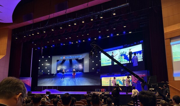 5일 코엑스에서 열린 ETRI 컨퍼런스 2025에서 6G 기술을 활용해 대전-부산에 위치한 사람이 각자의 공간에서 실시간 합동 공연을 펼치고 있다. [출처= 김채린 기자]