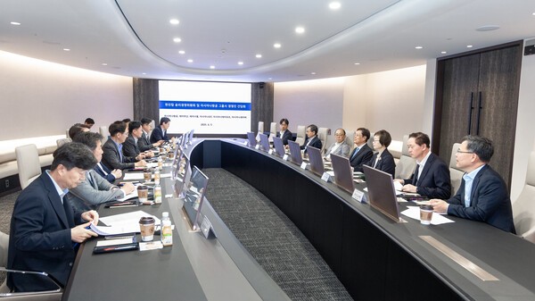 한진칼 윤리경영위원회 및 아시아나항공 주요계열사의 경영진이 간담회를 진행하는 모습.[출처=한진그룹]