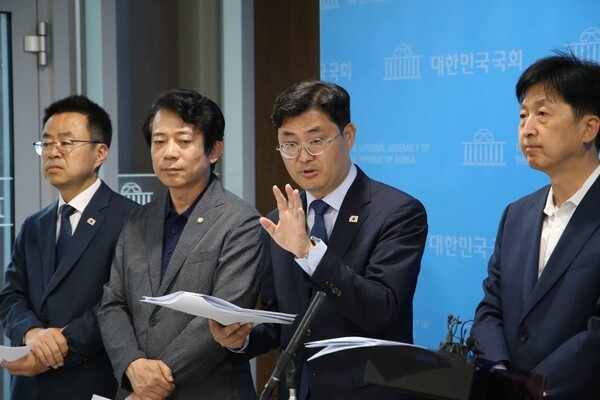 더불어민주당 이정문 의원(정책위원회 수석부의장)이 5일 기자회견을 통해 이재명 대통령의 핵심 경제공약인 ‘코스피 5000 시대’의 조기 달성을 뒷받침하기 위해 ‘상법 일부개정법률안’을 재발의했다고 발표하고 있다. [출처= 더불어민주당 이정문 의원실]