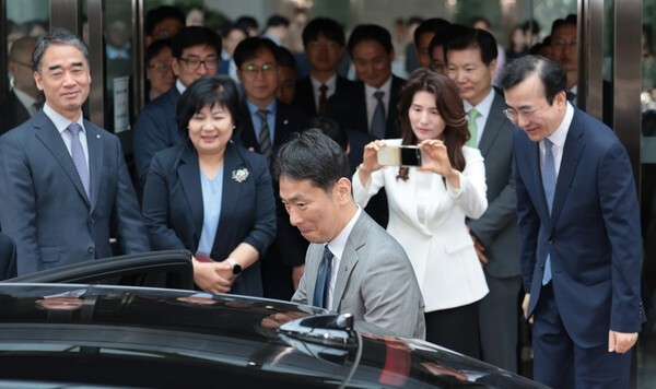 이복현 금융감독원장이 5일 서울 영등포구 금감원에서 이임식을 마친 뒤 임직원과 작별 인사 후 차량에 탑승하고 있다.[출처=연합뉴스 ]