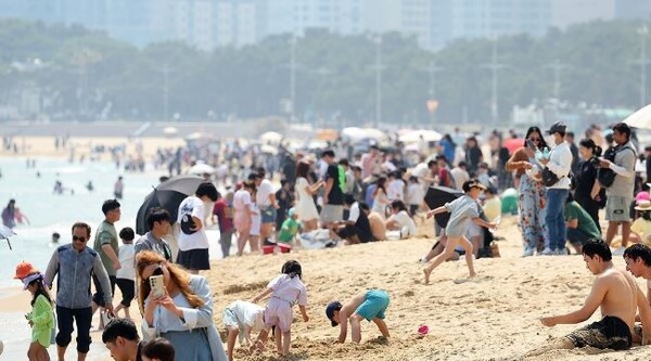 전국적으로 무더운 초여름 날씨를 보인 1일 오후 부산 해운대해수욕장에서 피서객들이 더위를 식히고 있다. [출처=연합]