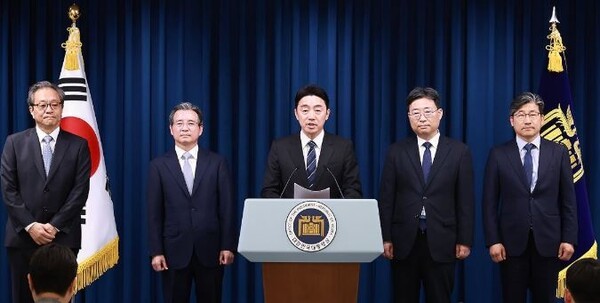 강훈식 대통령 비서실장(가운데)이 6일 서울 용산 대통령실 청사에서 대통령실 수석비서관 인선을 발표하고 있다. 왼쪽부터 문진영 사회수석비서관, 김용범 정책실장, 강 비서실장, 하준경 경제성장수석, 류덕현 재정기획보좌관. [출처=연합]