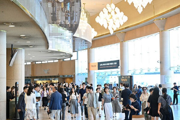  예술의전당에서 공연 관람을 기다리는 관객들의 모습. [출처=한화그룹]