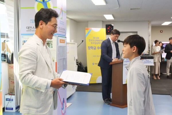 이승찬 계룡장학재단 이사장이 전국소년체육대회 우수입상학생에게 장학금을 시상하고 있다.[출처=계룡건설]