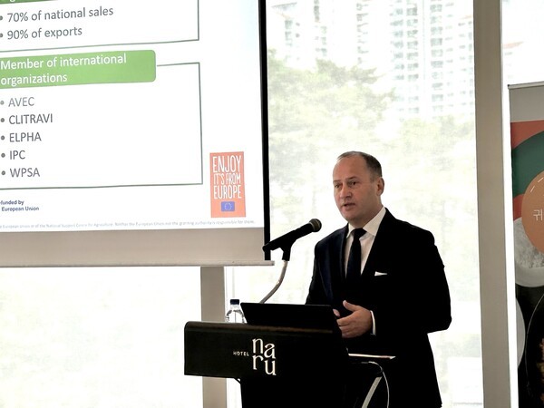 다리우시 고슈친스키 폴란드 가금육협회장이 '한국 내 유럽산 가금류-파트너십, 품질, 그리고 미래'에 대해서 발표하고 있다. [출처=EBN]