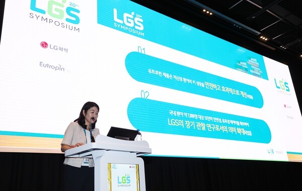 홍용희 순천향대  교수가 유트로핀의 저신장증 치료 효과를 분석 발표하고 있다. [출처=LG화학]