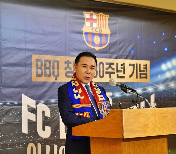 제너시스BBQ 그룹 윤홍근 회장이 2025 FC바르셀로나 아시아투어 서울 매치_ 후원을 기자간담회를 통해 발표하고 있다. [출처=BBQ]