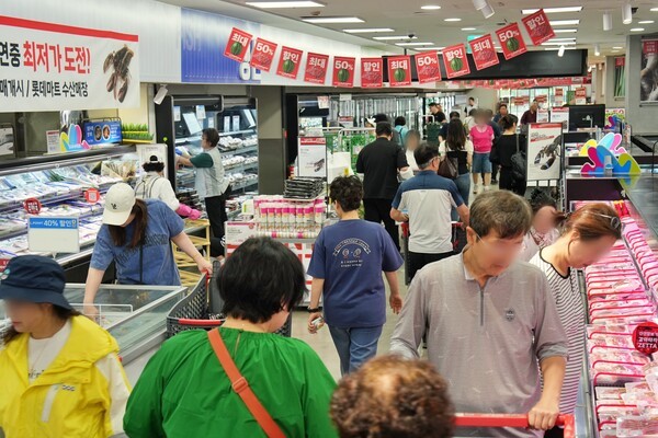 서울시 노원구에 위치한 롯데마트 중계점 신선 매장을 소비자들이 둘러보고 있다. [출처=롯데마트]