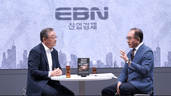 이근 서울대 국제대학원 교수가 10일 EBN 유튜브 대담 프로그램에서 이창섭 대표와 대한민국이 강대국으로 도약하기 위한 전략적 조건과 과제를 진단했다. [출처= 우준형 기자]