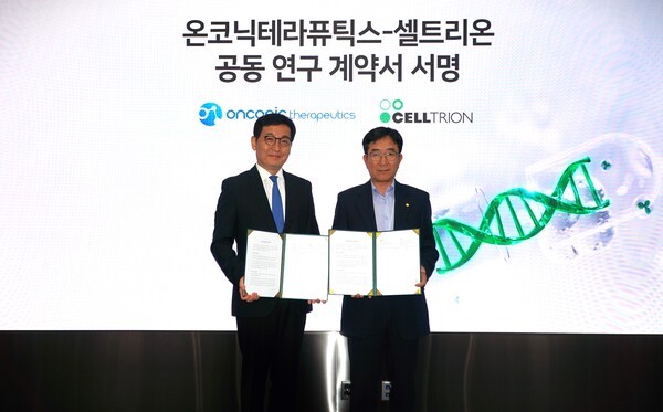 11일 송도 셀트리온 본사에서 김존 온코닉테라퓨틱스 대표(왼쪽)와 권기성 셀트리온 수석부사장(오른쪽)이 차세대 이중기전 합성치사 항암신약 후보물질 ‘네수파립(Nesuparib)’과 항암 바이오시밀러 ‘베그젤마®’와의 병용요법에 대한 공동연구개발 계약을 체결하고 기념 촬영을 하고 있다. [출처=온코닉테라퓨틱스]