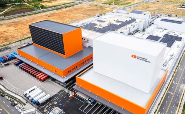 삼양식품 밀양 제1공장(왼쪽 주황색 건물)과 밀양 제2공장. [출처=삼양식품]