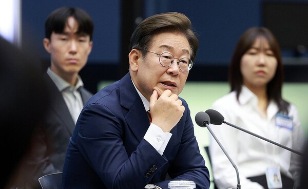 이재명 대통령이 11일 서울 영등포구 한국거래소에서 열린 주식시장 불공정거래 근절을 위한 현장 간담회에서 참석자 질문에 답하고 있다. 2025.6.11 [대통령실통신사진기자단:연합]