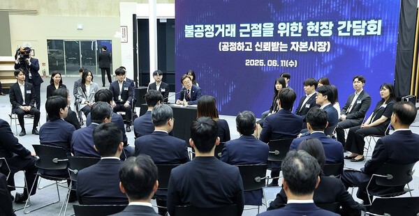 이재명 대통령이 11일 서울 영등포구 한국거래소에서 열린 주식시장 불공정거래 근절을 위한 현장 간담회에서 참석자 질문에 답하고 있다. 2025.6.11 [대통령실통신사진기자단:연합]