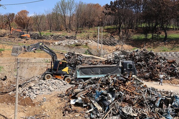 불탄 집 철거.[출처=연합뉴스]