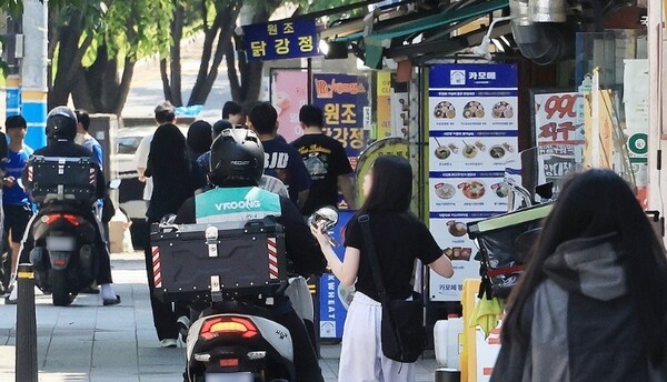 내수 경기 침체가 장기화하는 가운데 대표적인 내수 업종인 숙박·음식점업의 금융권 대출액이 90조원을 넘어선 것으로 나타났다. [출처=연합]