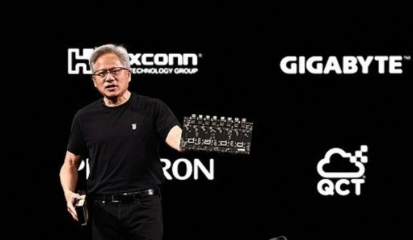 엔비디아 젠슨 황 CEO가 11일(현지시간) 프랑스 파리에서 열린 스타트업 박람회 '비바테크놀로지'에서 연설하고 있다. [AFP=연합]