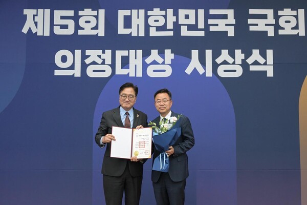 더불어민주당 박홍배 의원(환경노동위원회, 비례대표)이 지난 11일 '제5회 대한민국 국회 의정대상'을 수상하는 영예를 안았다.[출처=박홍배 의원실]