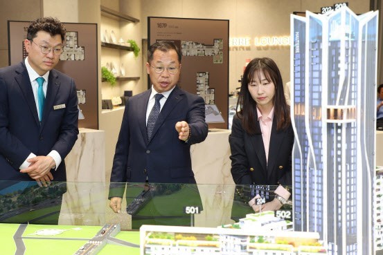 정희민 포스코이앤씨 대표가 지난 10일 서울 용산정비창 전면 1구역 홍보관에서 수주활동을 진두지휘 하고 있다.(출처=포스코이앤씨)