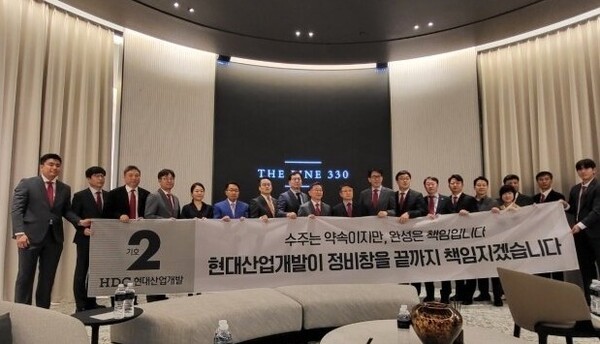 홍보관 방문한 정경구 HDC현대산업개발 대표.[출처=HDC현대산업개발 제공]