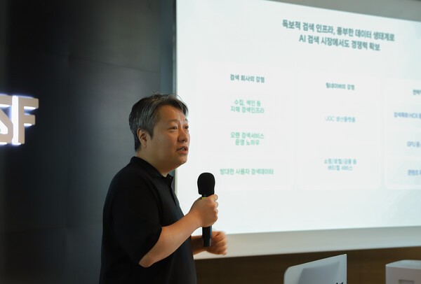 김상범 네이버 검색플랫폼 리더가 12일 열린 기자간담회에서 AI 검색의 방향성을 소개하고 있다. [출처=네이버]