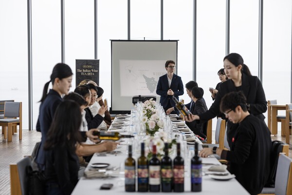 휘닉스 아일랜드는 지난달 28일 제주 서귀포시 소재 플로이스트 베이커리 카페에서 이탈리아 토스카나 지역 명문 와이너리 ‘뚜아 리따(Tua Rita)’의 오너를 초청해 프라이빗 와인 행사 ‘뚜아 리따 in Jeju’를 성공적으로 개최했다. [출처=휘닉스 호텔앤드리조트]