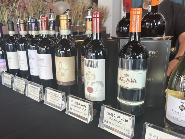 안티노리 시음회에 안티노리 산하 와이너리에서 생산된 와인들이 줄을 지어 세워져 있다. [출처=EBN]