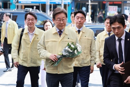 이재명 대통령이 12일  이태원참사 현장을 찾아  헌화했다.[출처=연합]