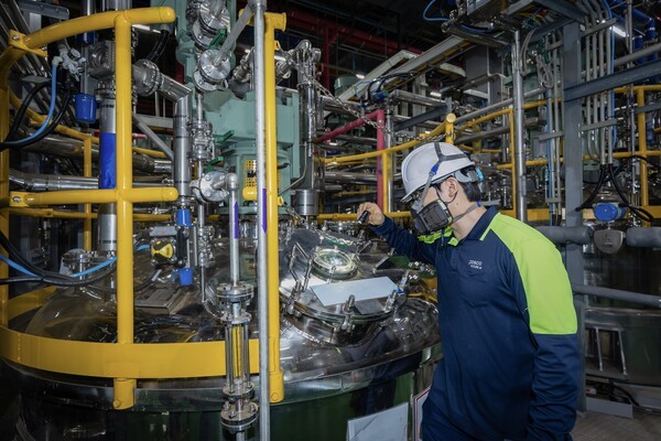 포스코퓨처엠이 이달 10일 연산 4만 5천톤 규모의 광양 전구체 공장을 준공했다. 광양 전구체 공장에서 직원이 제조 공정을 확인하고 있다 [출처=포스코퓨처엠]