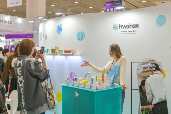 화해는 5월 28일부터 30일까지 서울 코엑스에서 열린 ‘2025 코스모뷰티 서울 X K-뷰티 페스타’에 중소기업 지원 전담 플랫폼으로 참여했다. [출처=화해글로벌]