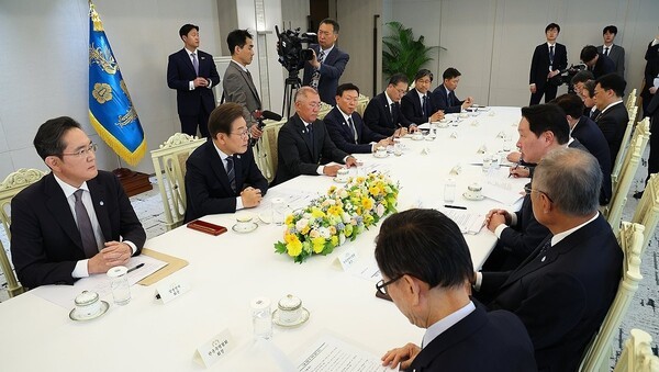 이재명 대통령이 13일 서울 용산 대통령실에서 6경제단체·기업인 간담회를 하고 있다. [출처=연합]