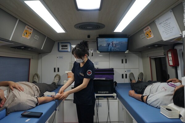 세계 헌혈자의 날을 앞두고 서울 마곡 더넥센유니버시티(넥센타이어 중앙연구소)에서 진행된 헌혈 캠페인에 넥센타이어 임직원이 참여하고 있다. [출처=넥센타이어]