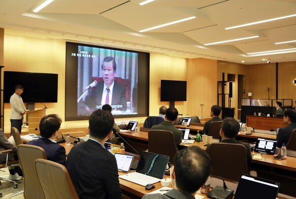 2025 SK 경영전략회의에 참여한 SK 경영진이 최종현 선대회장의 육성을 들으며 SKMS 철학과 정신을 되새기고 있다. [출처=SK]