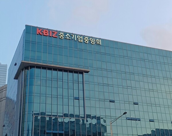 내년도 최저임금 협의를 앞두고 중소기업 현장에서 인건비 부담을 호소하는 목소리가 거세지고 있다. 중소기업 10곳 중 6곳 이상이 최저임금 동결이나 인하를 요구하며 경영 여건 악화를 우려하고 있다. [출처=연합뉴스]