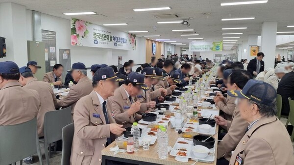 풀무원푸드앤컬처는 호국보훈의 달을 맞아 지난 13일 세종특별자치시 소재 육군 제32보병사단에서 실시한 호국보훈의 달 초청 오찬 행사에 참여해 특별 식사를 제공했다. [출처=풀무원]