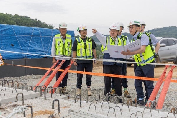 HDC현대산업개발은 13일, 고속국도 제32호선 인주-염치 1공구 현장에서 정경구 대표이사 주재로 현장 안전보건 점검을 진행했다. [출처=HDC현대산업개발]