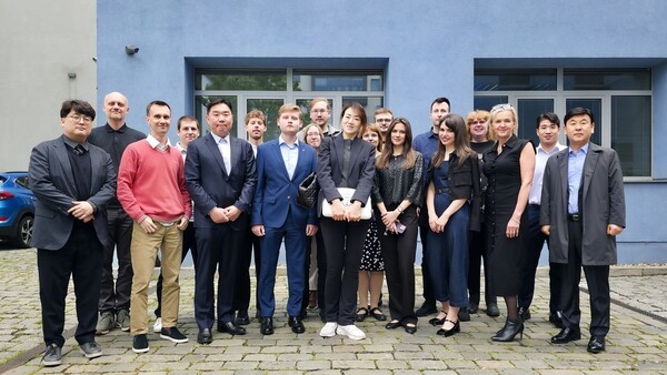 왼쪽 앞줄 다섯번째 조현민 사장, 오른쪽 첫번째 노삼석 대표이사 사장이 유럽 법인 관계자들과 사진촬영을 하고 있다.[출처=한진]