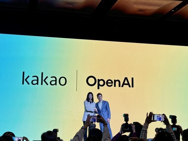 (왼쪽부터) 정신아 카카오 대표와 샘 올트먼 오픈AI CEO. [출처= 카카오]  