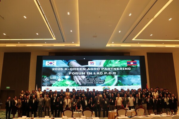 림축산식품부와 코트라는 지난 6월 9일부터 13일까지 베트남 호치민과 라오스 비엔티안에서 ‘2025 동남아 스마트팜 로드쇼’를 성공적으로 개최했다. ‘2025 동남아 스마트팜 로드쇼'에 참가한 국내기업 및 라오스 주요 인사들이 기념촬영을 하고 있다. [출처=대한무역투자진흥공사]