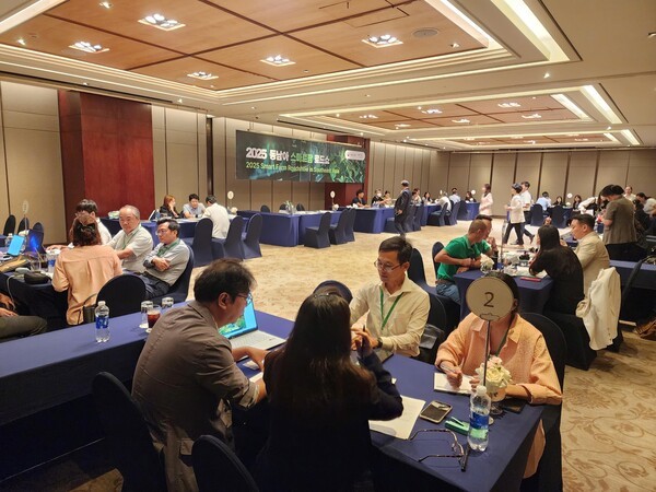 ‘2025 동남아 스마트팜 로드쇼‘에서 국내기업과 베트남 바이어들이 수출 상담회를 진행하고 있다. [출처=대한무역투자진흥공사]