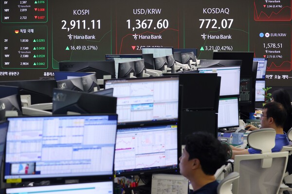 16일 오전 서울 중구 하나은행 딜링룸 전광판에 코스피 지수, 원·달러 환율, 코스닥 지수가 표시돼 있다. [출처= 연합]