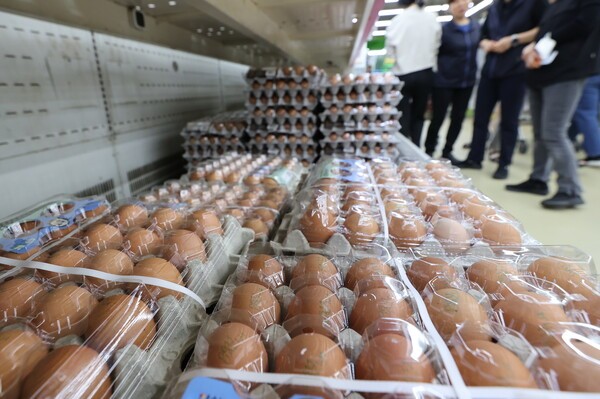 서울의 한 대형마트에 최근 가격이 오르고 있는 달걀이 진열돼 있다. [출처=연합뉴스]