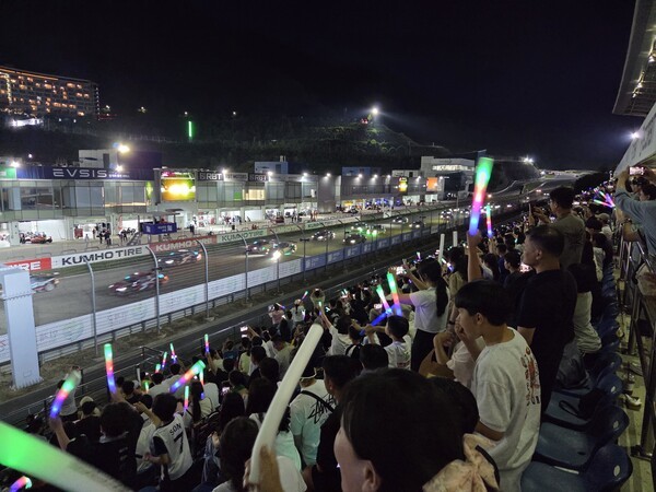 관람객들이 나이트 레이스를 관람하고 있다. [출처=진명갑 기자]