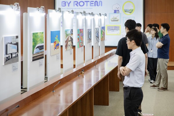 현대로템 임직원들이 의왕연구소에서 열린 장애인 미술작가 전시회를 관람하는 모습 [출처=현대로템]