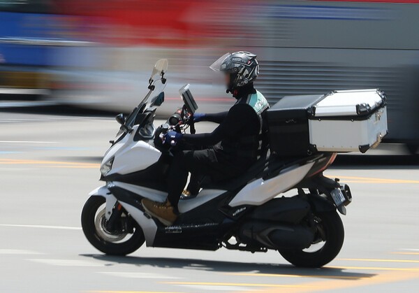 배달업계 내 상생요금제가 새정부 들어 더불어민주당 '을(乙) 지키는 민생 실천 위원회'(을지로위원회)가 주도하는 배달앱 사회적 대화 기구에서 다시 개편될 조짐이다. [출처=연합]