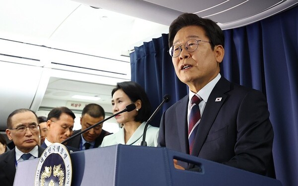 이재명 대통령이 16일(현지시간) 주요 7개국(G7) 정상회의 참석을 위해 캐나다 앨버타주 캘거리로 향하며 공군 1호기에서 기자간담회를 하고 있다.[출처=연합]